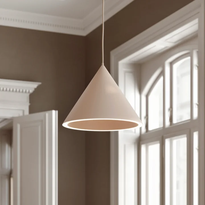 Annular LED suspension et chaise Mono Dining de Woud