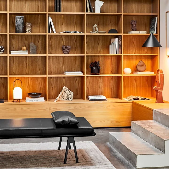 Annular LED suspension et chaise Mono Dining de Woud