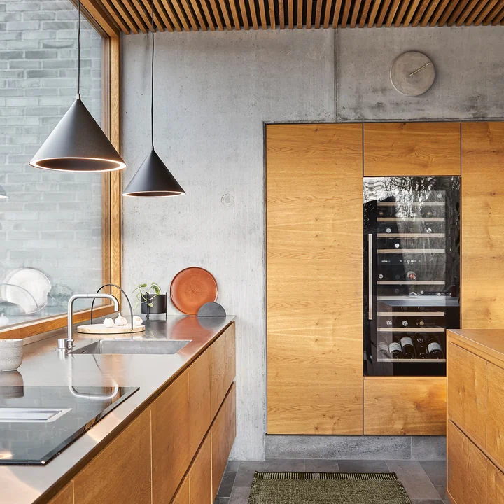 Annular LED suspension et chaise Mono Dining de Woud