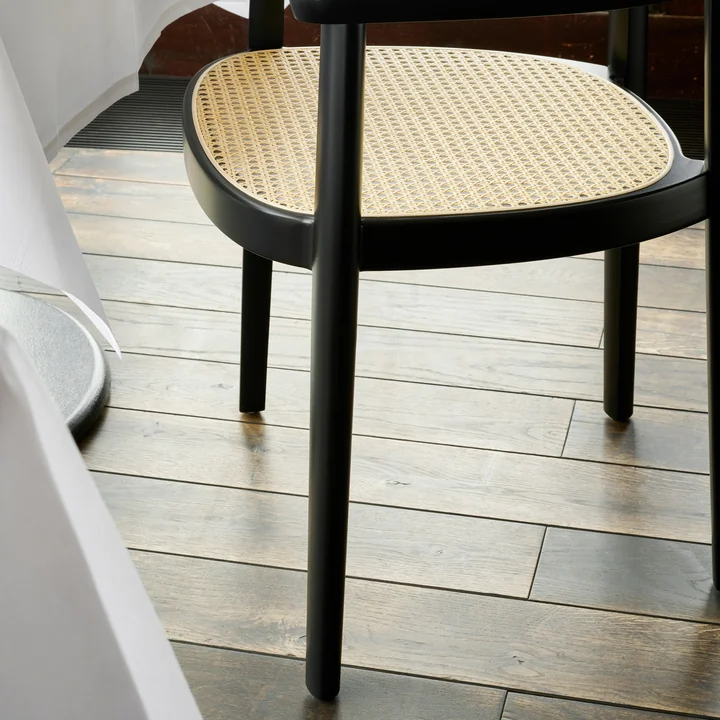 118 FV Chaise avec accoudoirs cannée, hêtre noir (TP 29) de Thonet