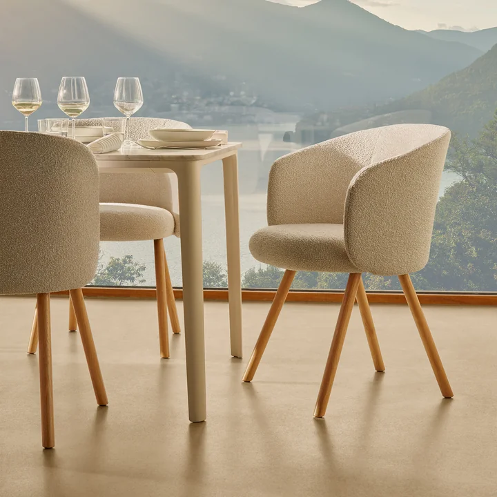 Mikado fauteuil, ivoire/perle (Nubia 01) / chêne naturel de Vitra