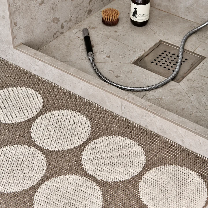 Hugo Tapis, walnut / linen de Pappelina