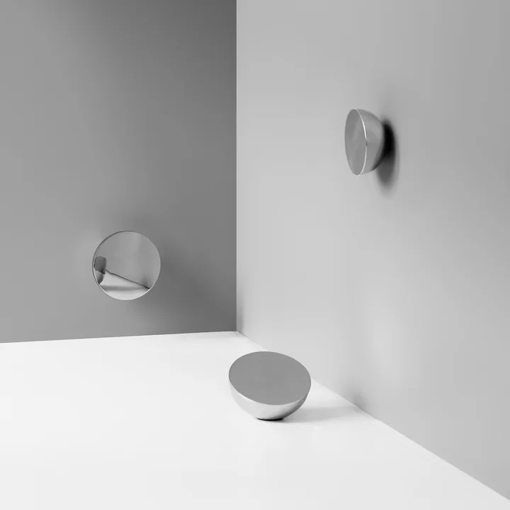 Le miroir de table Aura de New Works incarne l'élégance intemporelle et le design moderne à la perfection. Avec son apparence simple mais frappante, ce miroir est un accessoire remarquable pour chaque espace de vie.