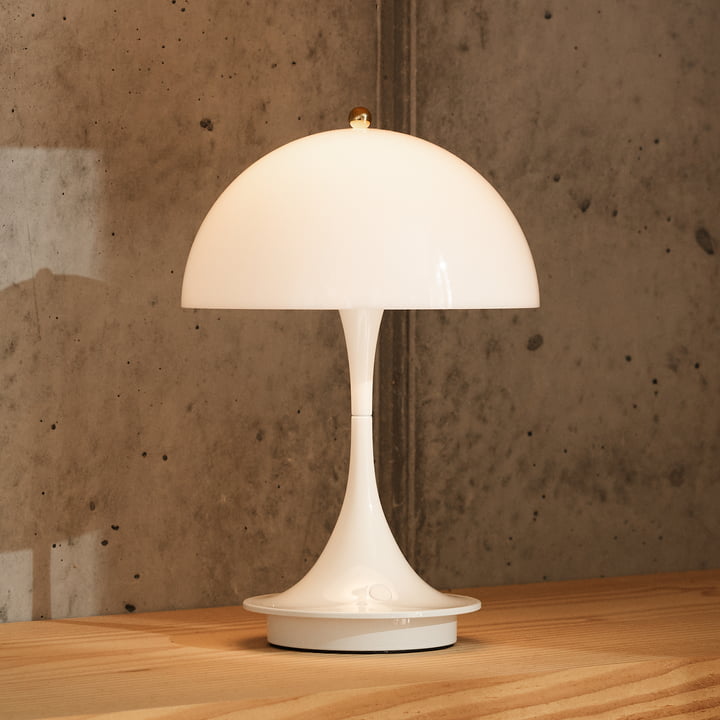 Louis Poulsen - Panthella 160 Portable accu LED lampe de table, blanc / laiton (150 Year Anniversary Edition)