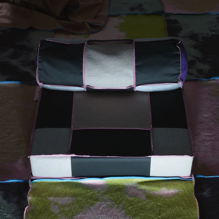 Floor Pouf, smokey quartz de Juslin Maunula