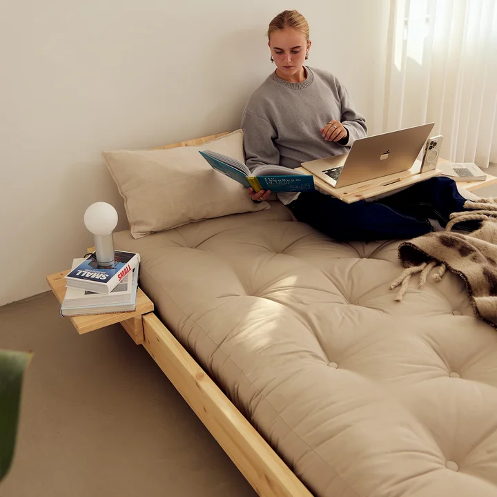 Karup Design - Social Lit avec dossier, 2 chevets et matelas beige, 140 x 200 cm, pin clair