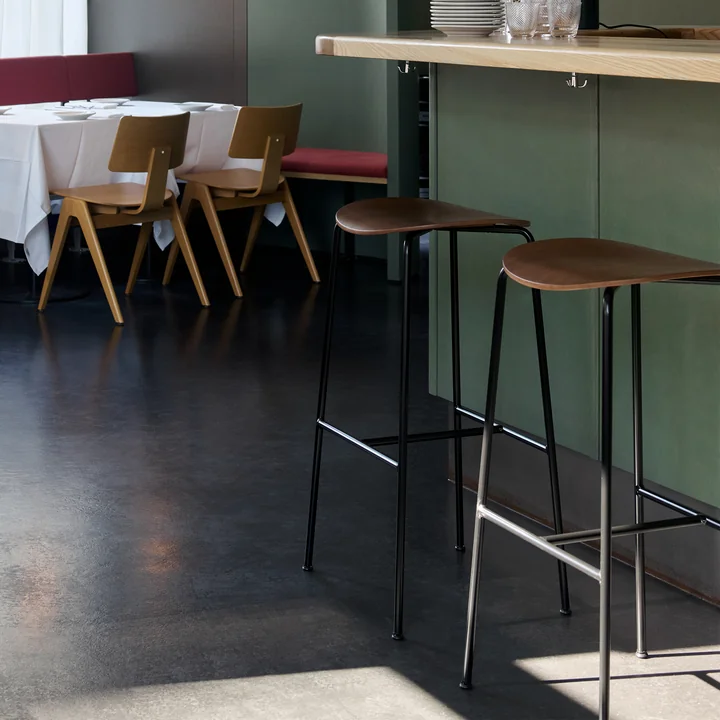 & Tradition - Pavilion AV37 Tabouret de bar, H 68 cm, Noyer