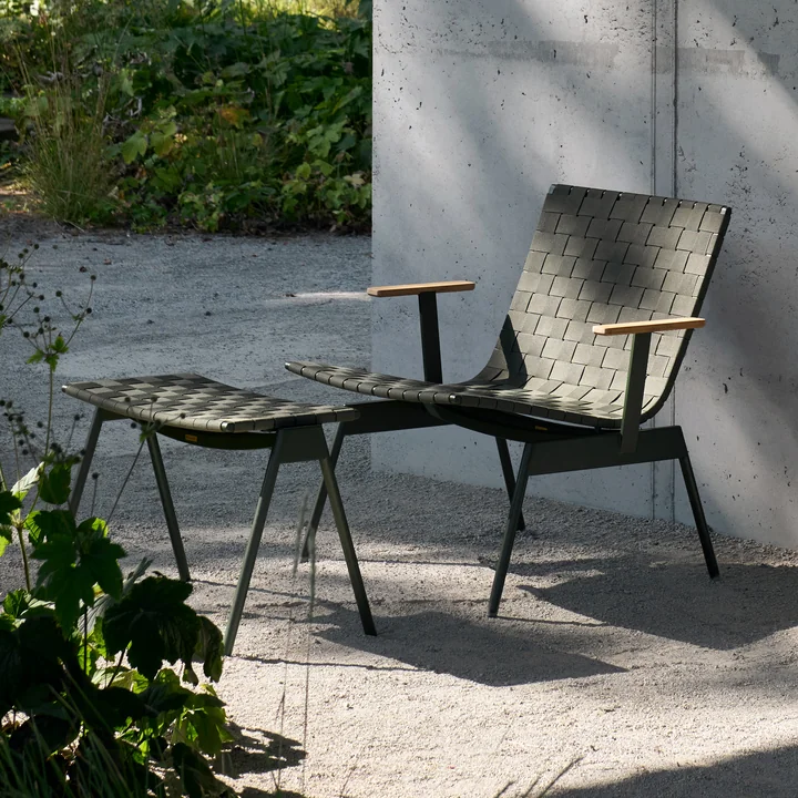 & Tradition - Ville AV45 Outdoor Lounge Chair avec accoudoirs et AV46 Outdoor Tabouret de pied