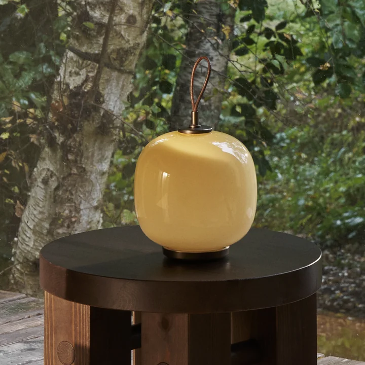 Louis Poulsen - VL45 Radiohus Portable LED lampe de table, laiton / glossy pale yellow