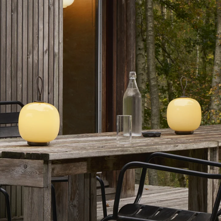 Louis Poulsen - VL45 Radiohus Portable LED lampe de table, laiton / glossy pale yellow