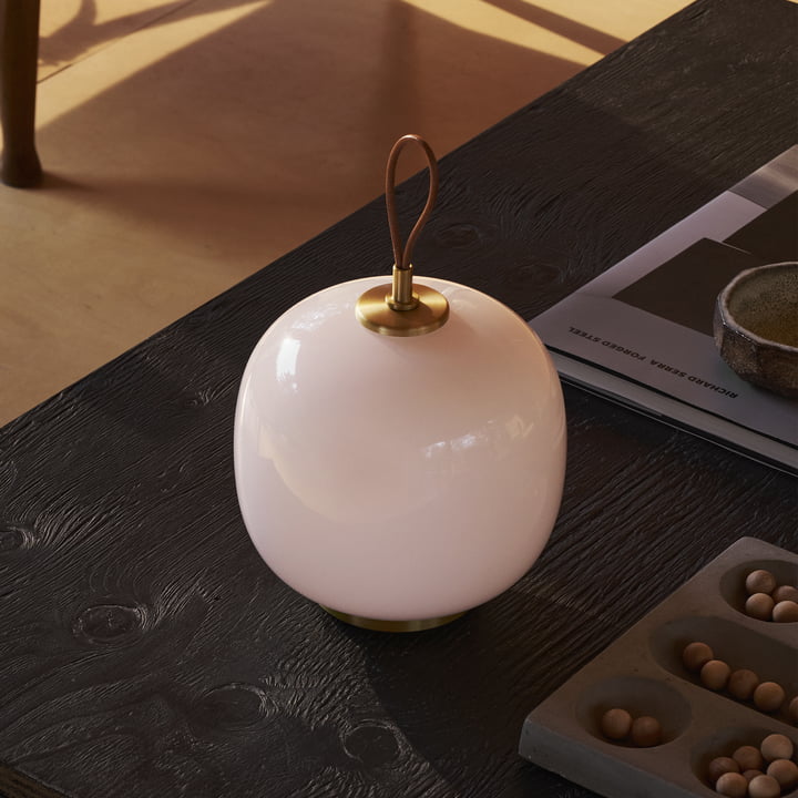 Louis Poulsen - VL45 Radiohus Portable LED lampe de table, laiton / glossy pale rose