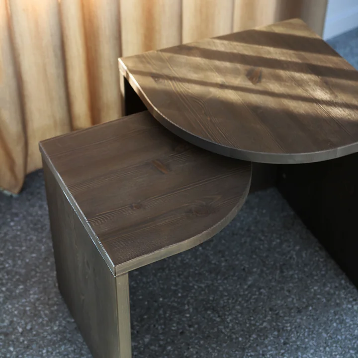 Combine Set de tables d'appoint, pin brun carobé (set de 2) de Karup Design