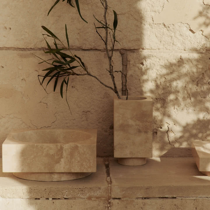 Ferm Living - Hew coupe décorative, H 11 cm et Hew vase, travertin