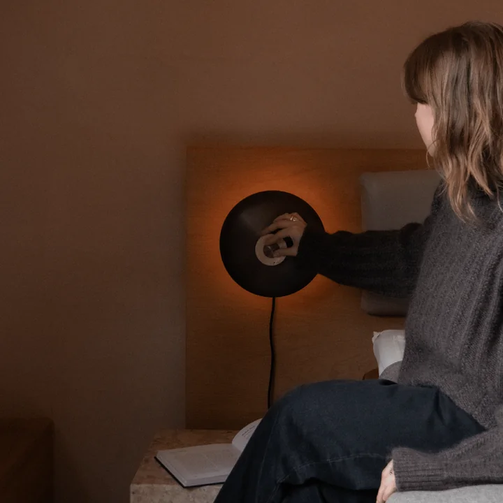 Audo - Reverse LED Applique murale, Ø 24 x H 15,5 cm, laiton bruni / pierre de travertin