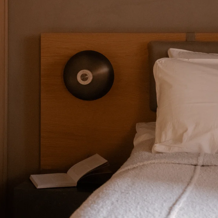 Audo - Reverse LED Applique murale, Ø 24 x H 15,5 cm, laiton bruni / pierre de travertin (câblage fixe)