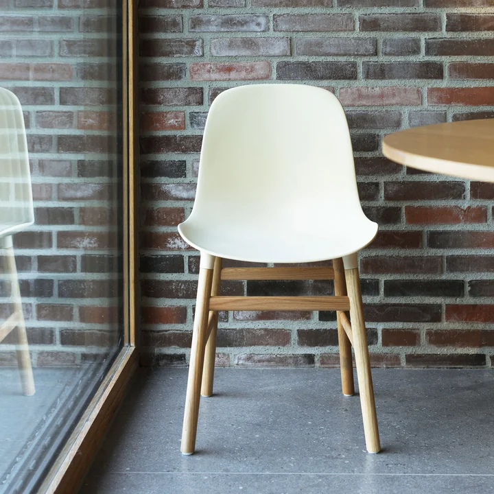 Form chaise, chêne / blanc de Normann Copenhagen