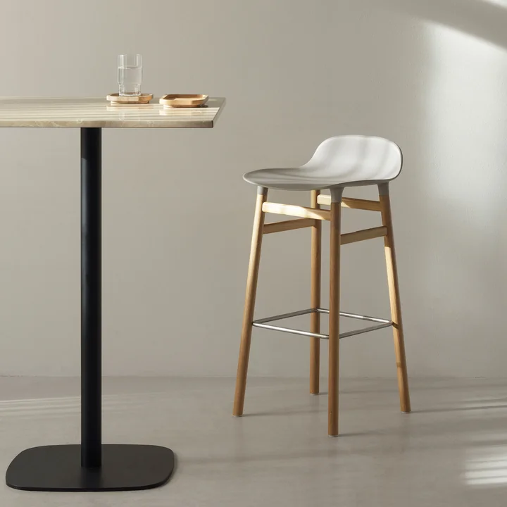 Form Tabouret de bar 75 cm, piétement chêne de Normann Copenhagen