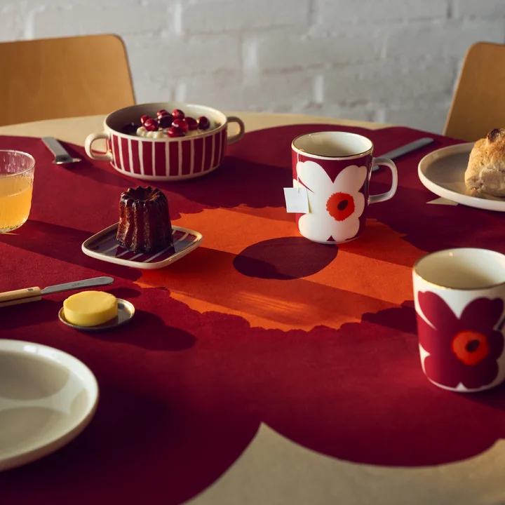 Marimekko - Oiva Juhla Unikko Gobelet avec anse, 250 ml, blanc / bourgogne / or