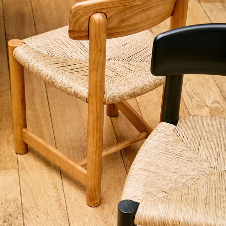 Gubi - Chaise Daumiller, pin doré / naturel et noir-brun / naturel
