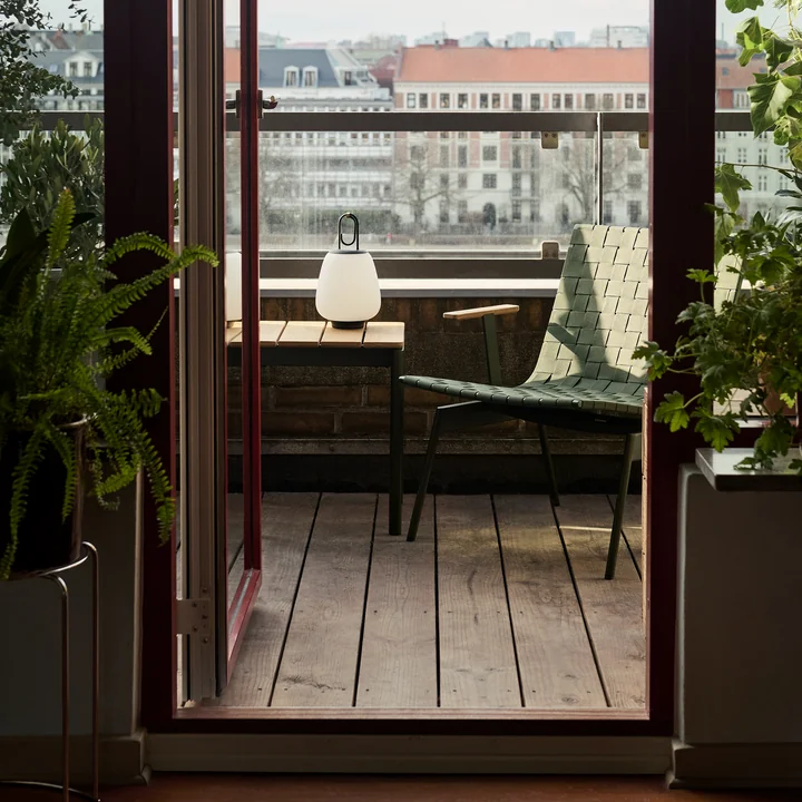 & Tradition - Ville AV45 Outdoor Lounge Chair avec accoudoirs, Lucca SC51 Portable Batterie LED Outdoor -luminaire