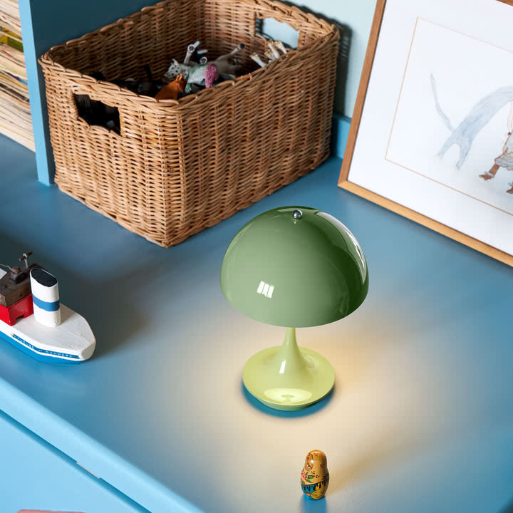 Panthella 160 Portable V3 Lampe de table LED à batterie, vert mousse opaque de Louis Poulsen