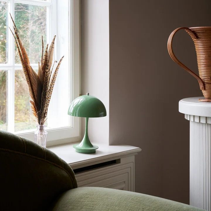 Panthella 160 Portable V3 Lampe de table LED à batterie, vert mousse opaque de Louis Poulsen
