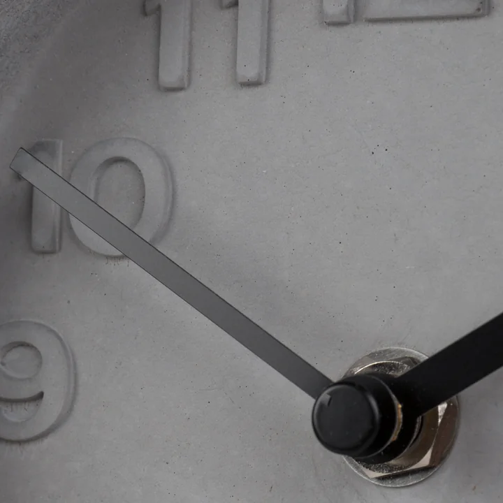 Zuiver - Pendulum Time Horloge de table, gris béton