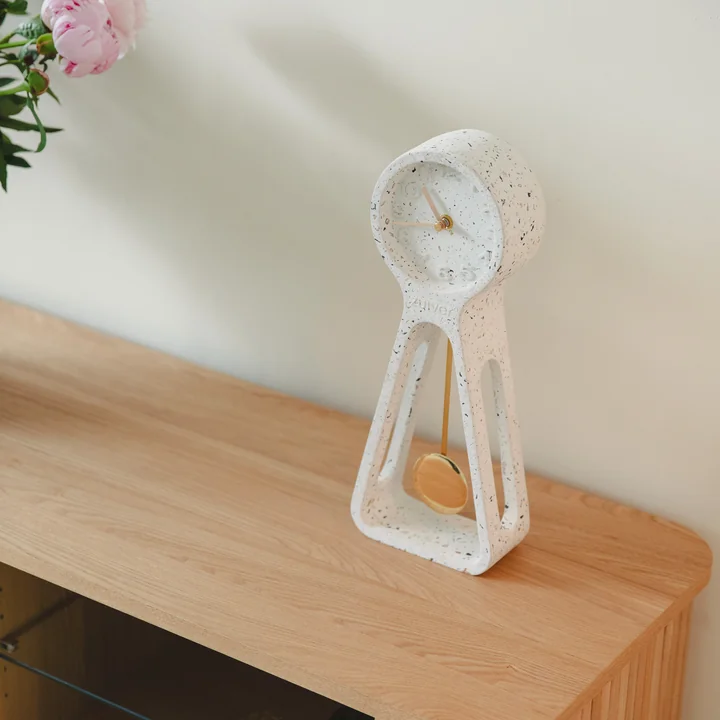 Zuiver - Pendulum Time Horloge de table, blanc terrazzo