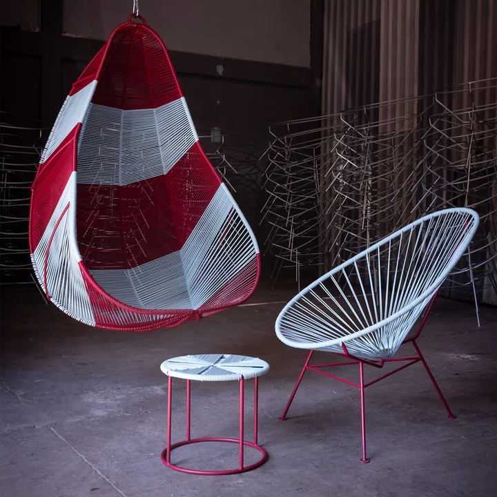 Acapulco Design - Acapulco Classic Chair, chaise suspendue et The Side Table, burgundy red
