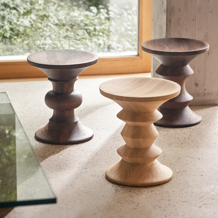 Vitra - Eames Tabouret, châtaignier naturel et noyer foncé