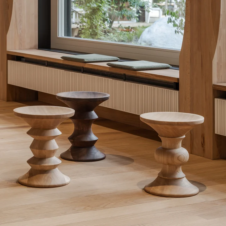 Vitra - Eames Tabouret, châtaignier naturel et noyer foncé