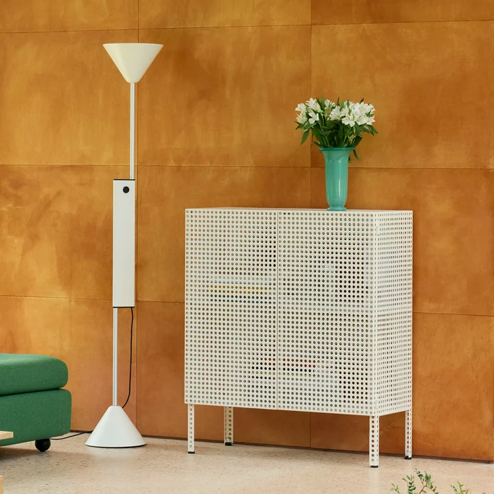 HAY - Twist Lampadaire et Perforated Cabinet M, eggshell