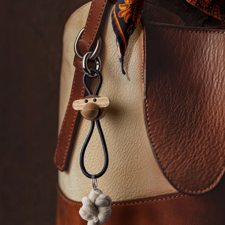 Kay Bojesen - Porte-clés singe, teck huilé / limba huilé / argent / cuir noir