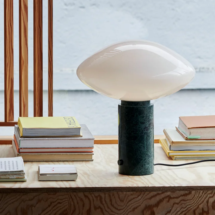 & Tradition - Mist AP17 Lampe de table, blanc mat / guatemala verde