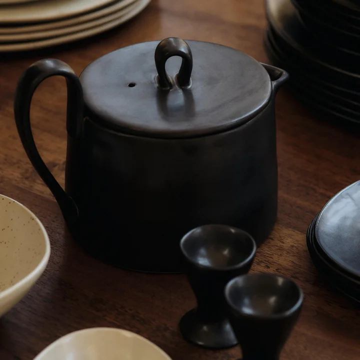 Ferm Living - Flow théière, 150 cl et coquetier, noir