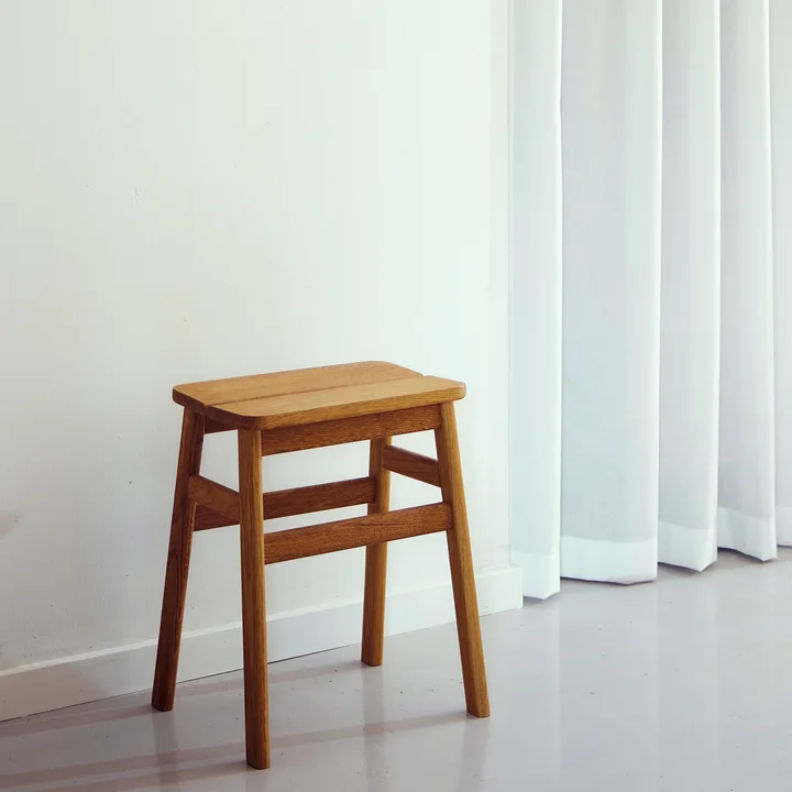 Form & Refine - Angle Standard Tabouret, chêne huilé