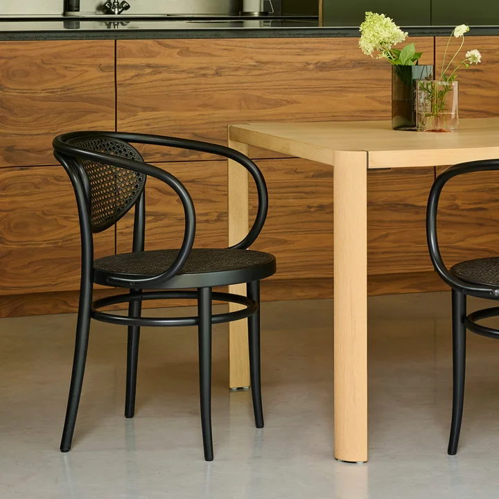 Thonet - 210 R Chaise avec accoudoirs, cannage Dark Melange / hêtre noir (TP 29)