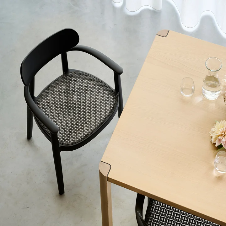 Thonet - 118 FV Chaise avec accoudoirs, cannage Dark Melange / hêtre noir (TP 29)