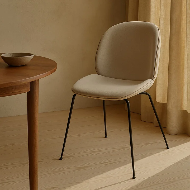 Gubi - Beetle Dining Chair Rembourrage intégral (Conic Base), noir / Vidar (146) / Cuir Valencia (Exclusive Edtion)