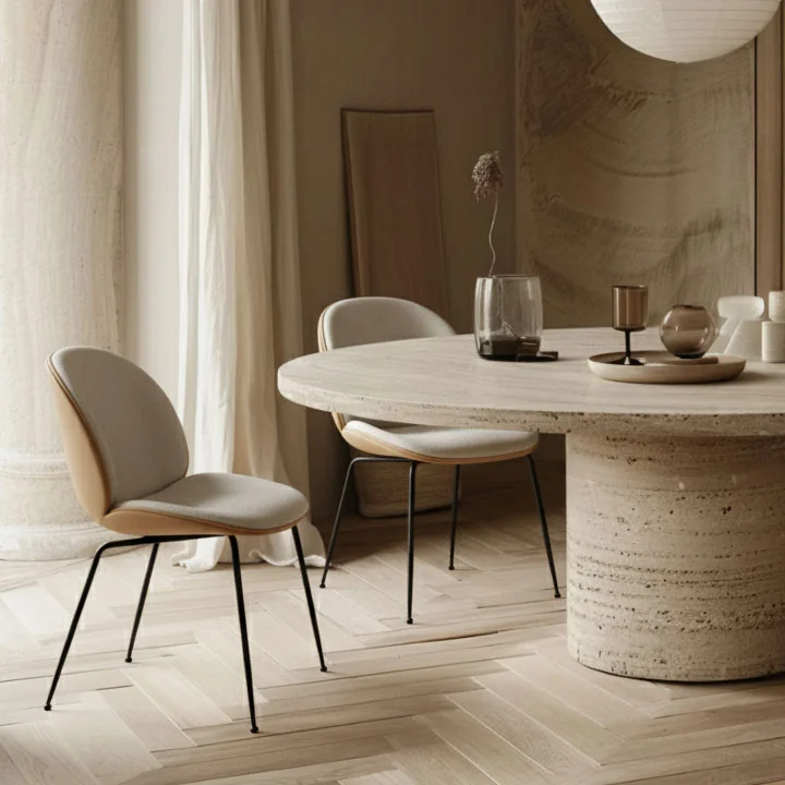 Gubi - Beetle Dining Chair Rembourrage intégral (Conic Base), noir / Vidar (146) / Cuir Valencia (Exclusive Edtion)