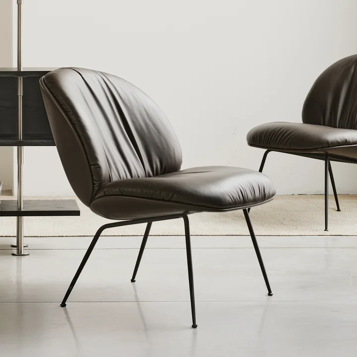 Gubi - Beetle Soft Lounge Chair, rembourrage intégral, noir mat / Coffee (Smooth Leder)