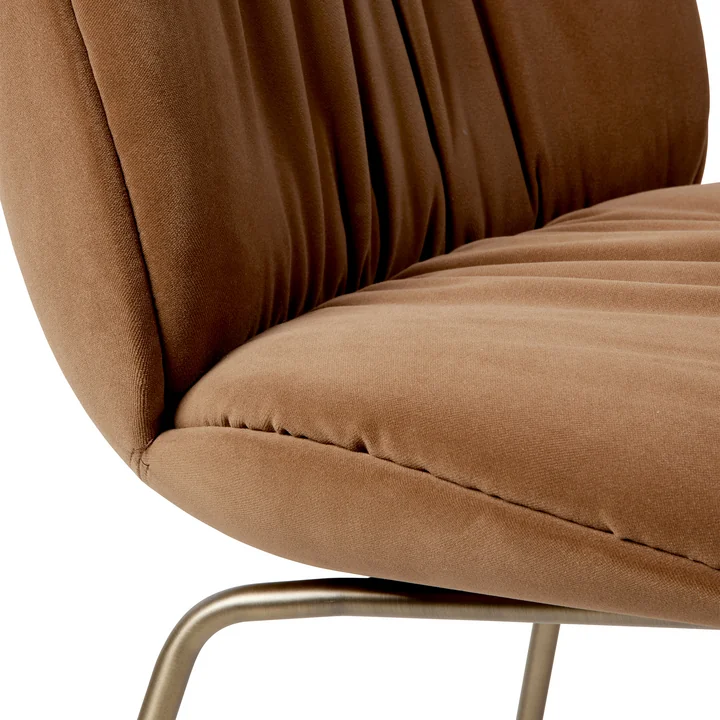 Gubi - Beetle Soft Chair, rembourrage intégral, laiton antique / Sunday (112)