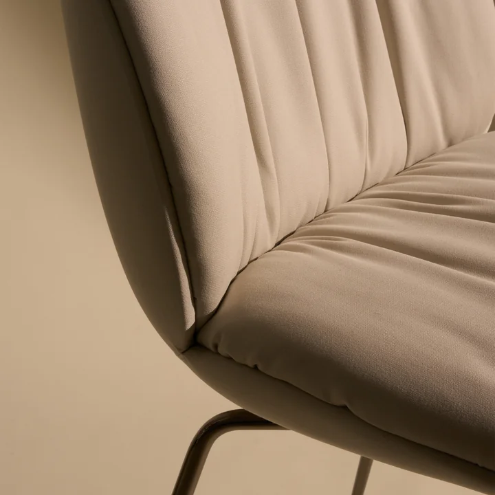 Gubi - Beetle Soft Chair, entièrement rembourré, chrome noir / Reales (001)