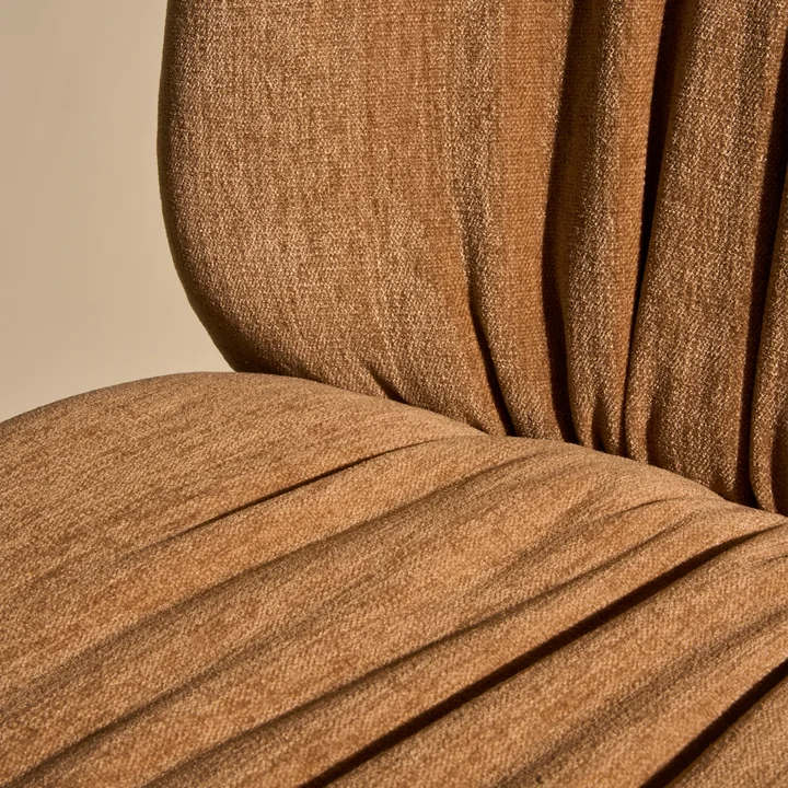 Gubi - Beetle Soft Chair, rembourré à l'avant, chrome noir / coque en noyer / Belsuede Special FR Dedar (132)