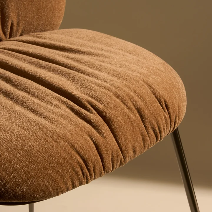 Gubi - Beetle Soft Chair, rembourré à l'avant, chrome noir / coque en noyer / Belsuede Special FR Dedar (132)