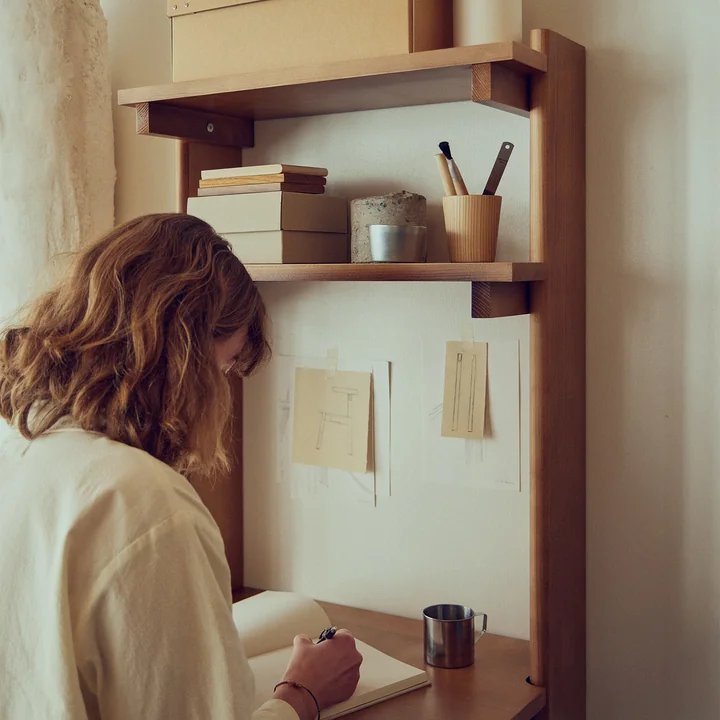 Form & Refine - Beam 3 secrétaire mural, 60 x 90.5 cm, pin laqué mat, brun profond