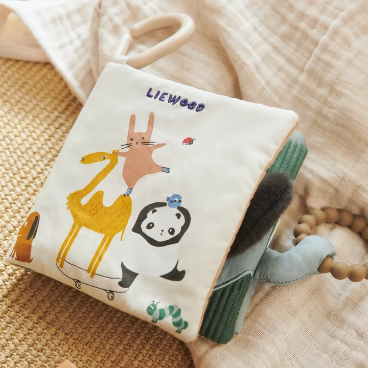 LIEWOOD - Livre en tissu Fey, around the world / sandy