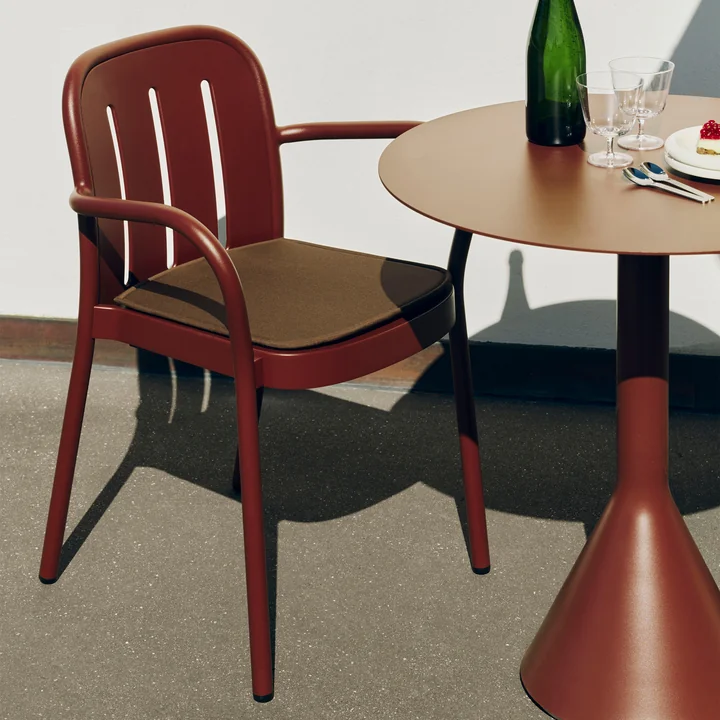 HAY - Deville Chaise avec accoudoirs et coussin, Outdoor, iron red