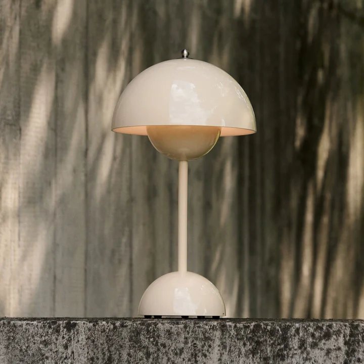 & Tradition - Flowerpot Lampe de table rechargeable VP9 avec câble de recharge magnétique, ivoire