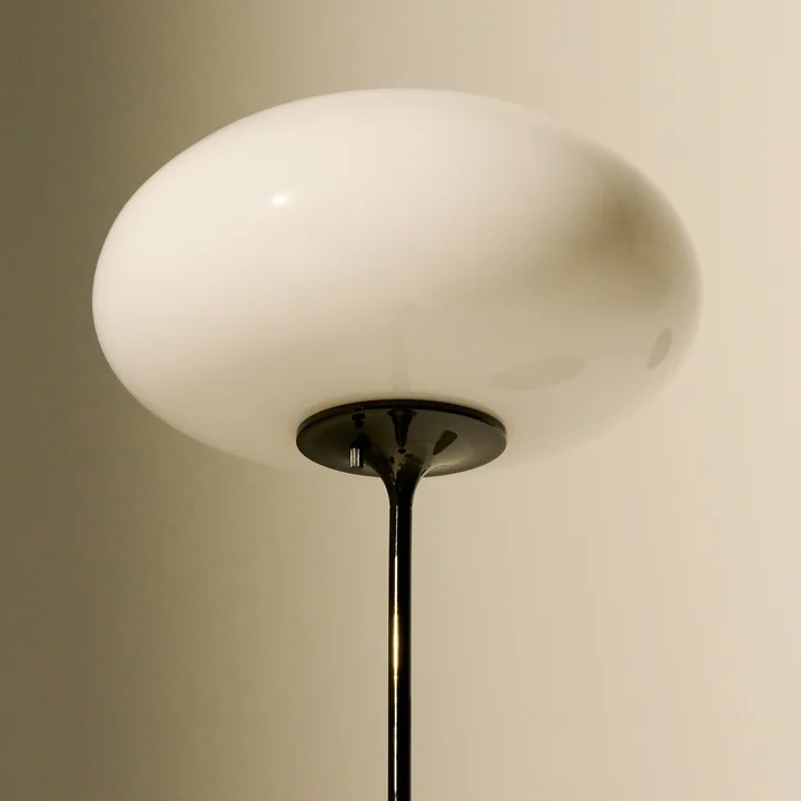 Gubi - Stemlite Lampadaire, chrome noir / opale